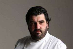 Antonino Cannavacciuolo alla ricerca del piatto perfetto per festeggiare 20 anni di Gavi Docg