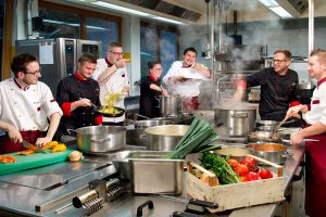 In estate, tutti al ristorante. &ldquo;Ma mancano 50.000 cuochi, camerieri e baristi&rdquo;, &egrave; l&rsquo;allarme Fipe