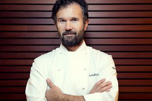 Da giudice a concorrente: Carlo Cracco nello show cooking di Netflix “The Final Table”