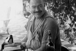 Vino, Parigi, la guerra: spunta un racconto inedito di Ernest Hemingway, a 57 anni dalla sua morte
