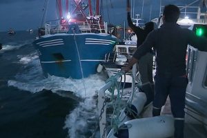 Rissa navale tra i pescatori inglesi e francesi: nella Manica scoppia la &ldquo;Guerra delle Capesante&rdquo;