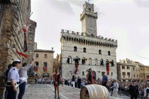 Tra le &ldquo;Cantine in Piazza&rdquo; e &ldquo;A Tavola con il Nobile&rdquo;, Montepulciano rievoca il Brav&igrave;o delle Botti