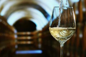 Primi segnali positivi per il vino sfuso nel 2024: crescono i bianchi e gli acquisti dagli Usa