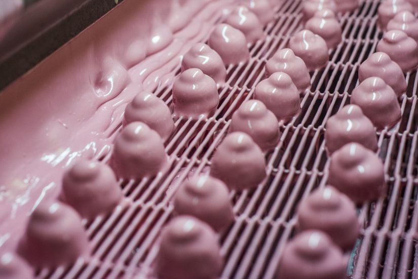 Il rosa va di moda, e non solo nel vino. E anche il Bacio Perugina cede alla declinazione “pink”