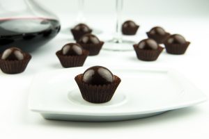 Vino e cioccolato, l’esclusivo incontro in Calaf, praline fondenti con gocce di prelibati vini Vino e cioccolato, l’esclusivo incontro in Calaf, praline fondenti con gocce di prelibati vini