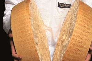 Il Parmigiano Reggiano, un’icona del made in Italy tra record, futuro e la minaccia dei dazi Usa Il Parmigiano Reggiano, un’icona del made in Italy tra record, futuro e la minaccia dei dazi Usa