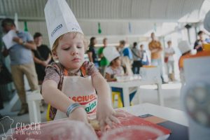 Piccoli cuochi crescono in cucina, ai fornelli con le chef stellate Cristina Bowermann e Ana Roš Piccoli cuochi crescono in cucina, ai fornelli con le chef stellate Cristina Bowermann e Ana Roš