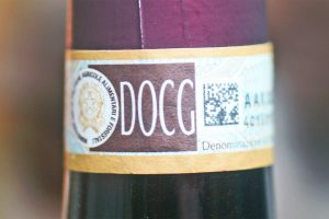 Vino, ecco il decreto che scrive le nuove regole per le “fascette” dei vini Dop Vino, ecco il decreto che scrive le nuove regole per le “fascette” dei vini Dop
