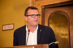 Un bollino che certifichi le aziende libere dal caporalato: a WineNews il Ministro Centinaio