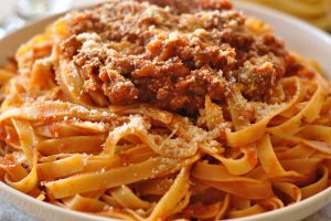 Piatti storici: ecco la ricetta del &ldquo;vero rag&ugrave; alla bolognese&rdquo; (con varianti e arricchimenti)