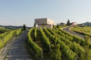 Discussa e chiacchierata per la sua architettura &ldquo;di rottura&rdquo;, nelle Langhe, apre l&rsquo;Astemia Pentita