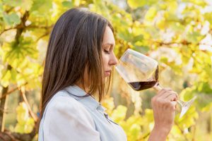 Vino e &ldquo;questione di genere&rdquo;: uomini e donne si equivalgono a livello di consumo e conoscenza