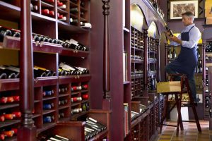 I fine wines spiegati da Liv-Ex: “valgono 7 miliardi di dollari, e si definiscono da soli”