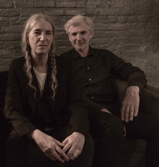 Patty Smith, la poetessa del rock (nella foto con Tony Shanahan,), ad Alba grazie alla famiglia Ceretto