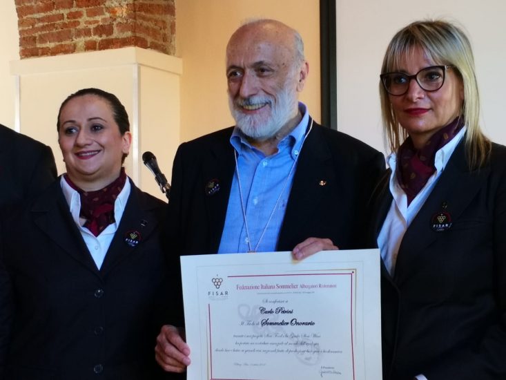 Carlo Petrini, sommelier onorario Fisar (nella foto con la presidente nazionale Gabriella Cescon, a destra)