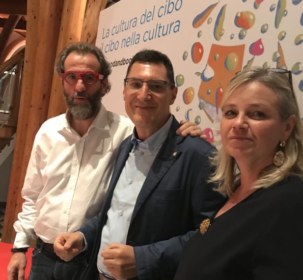 Wine News tra gli invitati alla festa di Eat Parade, con Alessandro Regoli ed Irene Chiari che brindano con Bruno Gambacorta
