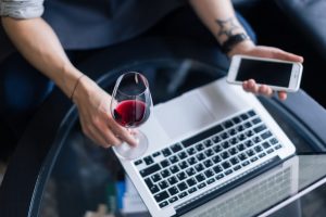 E-commerce di vino e vendita diretta in cantina: istruzioni per l’uso tra norme, logistica e accise E-commerce di vino e vendita diretta in cantina: istruzioni per l’uso tra norme, logistica e accise