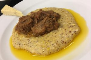La miglior ricetta della cucina di campagna? Goulash di vitello con polenta rustica e frant