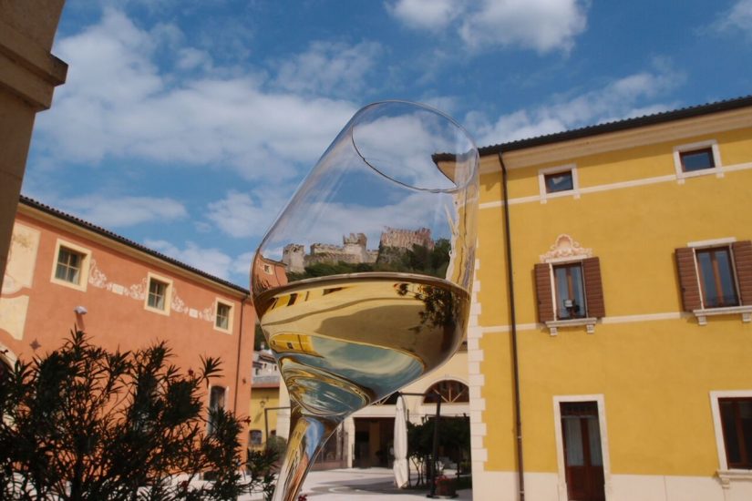 Vino e solidarietà, ancora una volta: la Cantina di Soave in campo con “La dolcezza che aiuta”