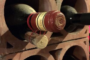La ricolmatura delle vecchie annate di Brunello, rito che si rinnova nelle sue storiche cantine