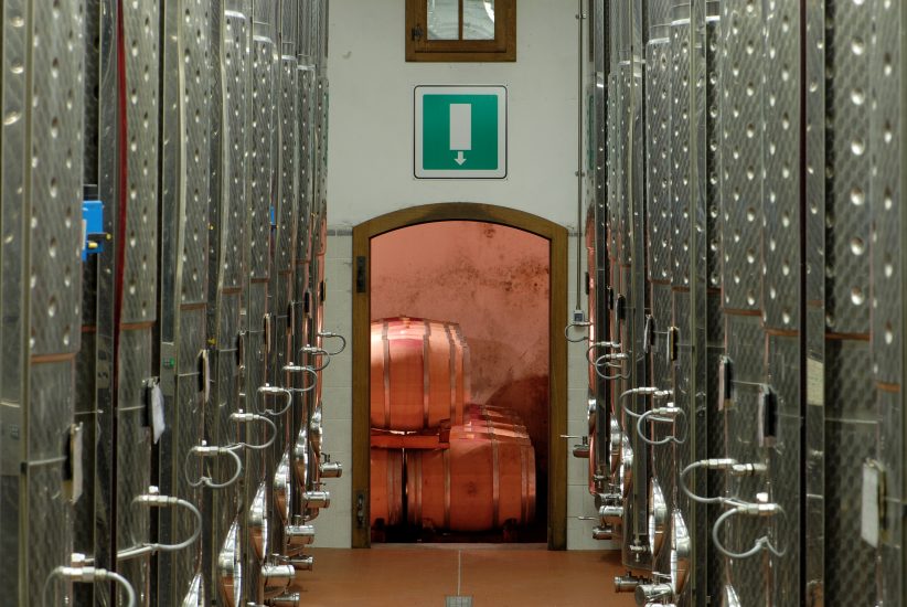 Cantina di Terlano, serbatoi in acciaio e botti di rovere