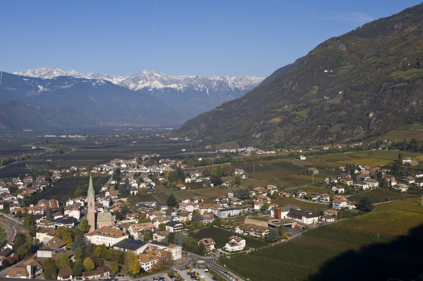Terlano con dietro le montagne