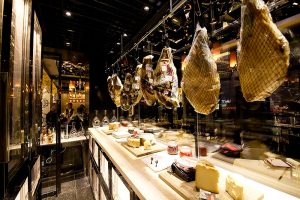 Italia e Cina, incontro enogastronomico nei piatti e nei calici dell&rsquo;8 e mezzo Bombana di Shanghai