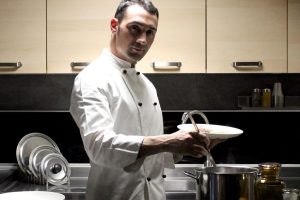 La nuova ricetta italiana per sopravvivere a pranzi e cene con parenti e amici? Lo chef a domicilio