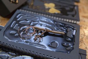 Capsule, tappi, tralci & Co. Se i materiali di recupero del vino diventano oggetti di arte e design Capsule, tappi, tralci & Co. Se i materiali di recupero del vino diventano oggetti di arte e design