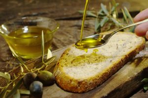 L’Italia in festa per l’olio nuovo, ma i produttori sono in ginocchio: prezzi a -40% sul 2018 L’Italia in festa per l’olio nuovo, ma i produttori sono in ginocchio: prezzi a -40% sul 2018