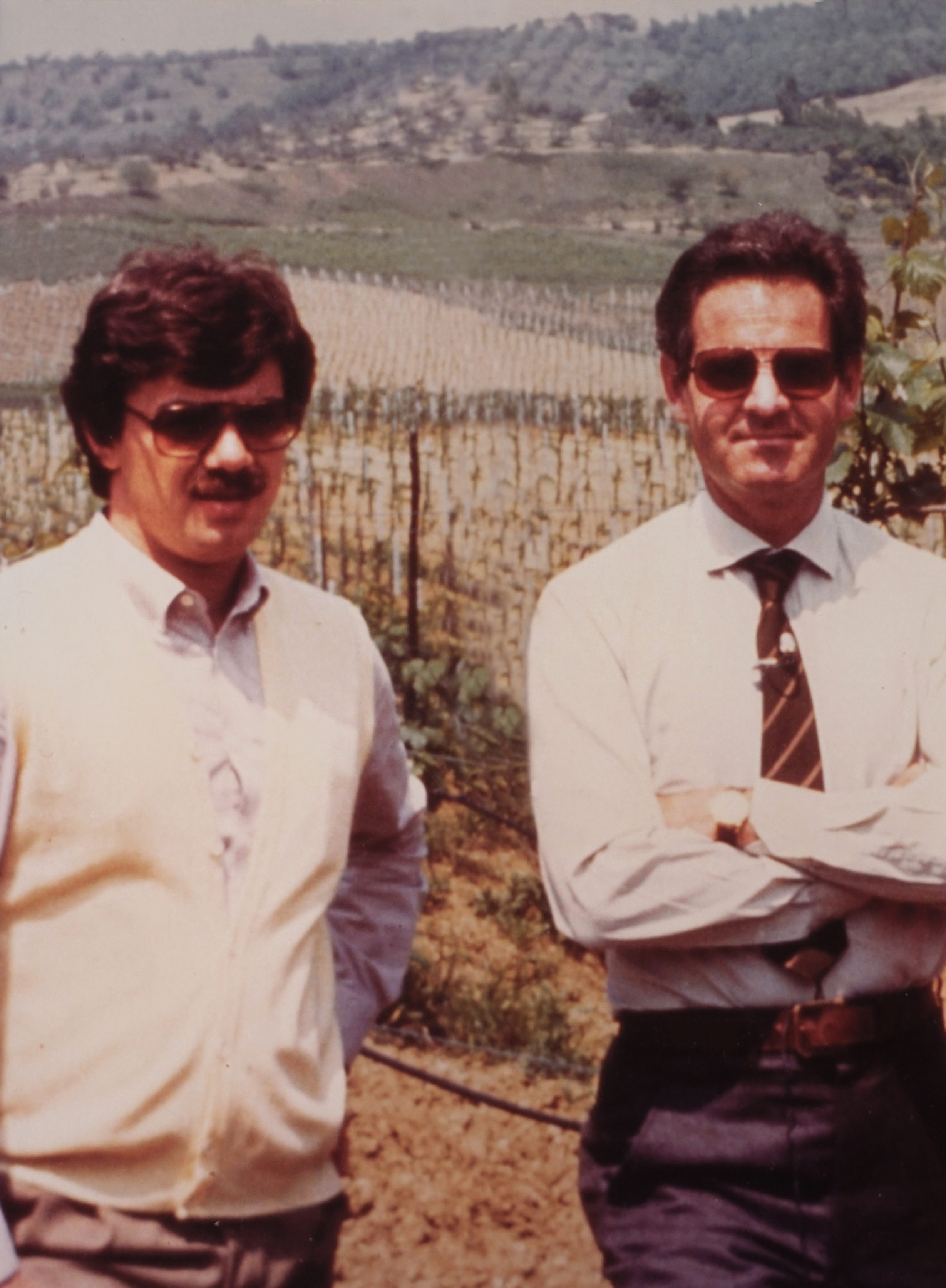 Renzo Cotarella e Piero Antinori tra i vigneti di Castello della Sala, negli anni 80