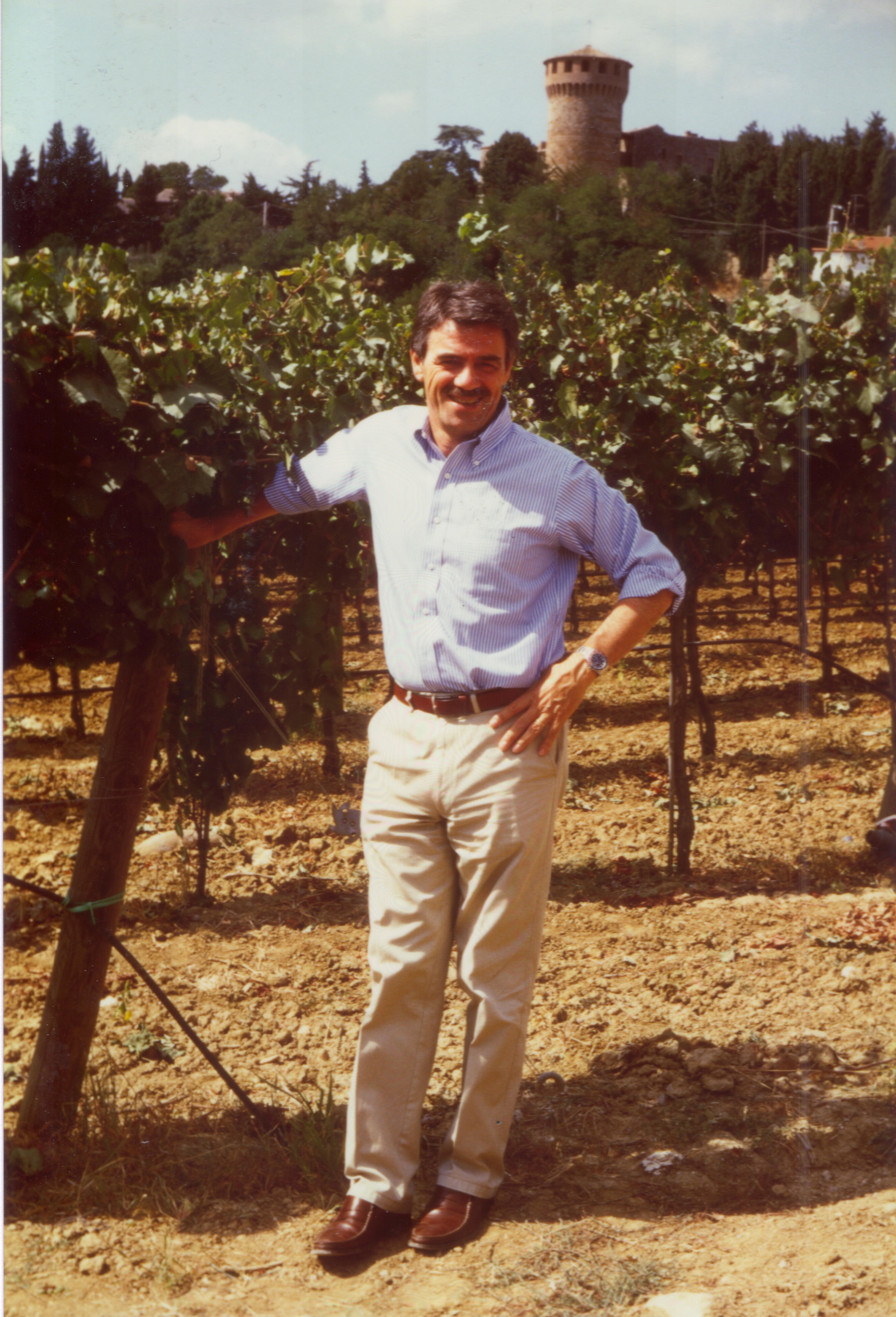 Renzo Cotarella tra i vigneti di Castello della Sala, negli anni 80