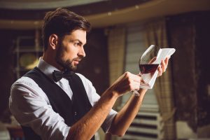 Vino al ristorante, ci si fa consigliare o si va sul sicuro? Il sondaggio social di WineNews