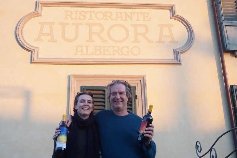 Bibi Graet e la moglie Benedicta davanti all’Hotel Aurora a Fiesole, che sarà nuovo cuore dell’azienda