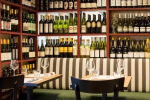 Vini aromatici e autoctoni, che siano fermi o spumanti: l’estate in enoteca per Vinarius e Aepi