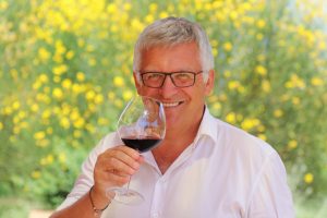 Dall&rsquo;aviazione alla vigna: il &ldquo;volo&rdquo; di Stefano Sorlini, alla guida di Metinella, a Montepulciano