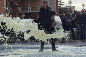 I pastori sardi, schiacciati da un&rsquo;industria del pecorino che paga il latte 60 centesimi al litro