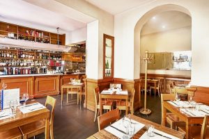 Non basta il Natale a risollevare le enoteche, ma i grandi vini resistono: il bilancio di WineNews