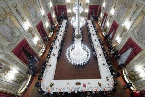 Il Presidente Mattarella sancisce l’alleanza con Xi Jinping con tre bottiglie di Brunello Il Presidente Mattarella sancisce l’alleanza con Xi Jinping con tre bottiglie di Brunello