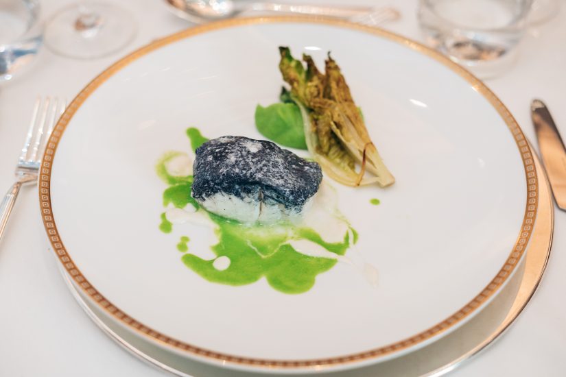 Morone in crosta di carbone vegetale con piselli, lattughino bruciato e emulsione di mare - Alessandro Buffolino e Roberto Tonola