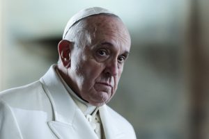 Papa Bergoglio: &ldquo;ci pu&ograve; essere vera gioia anche in un brindisi, il vino &egrave; dono di Dio&rdquo;