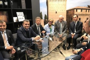 “La cooperazione nel vino è fatta di importanti produttori, insieme per aiutare un territorio” “La cooperazione nel vino è fatta di importanti produttori, insieme per aiutare un territorio”