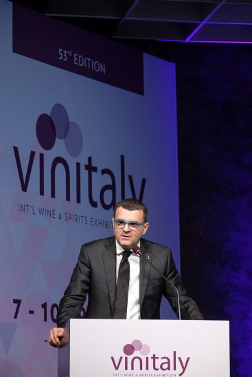 Il MInistro delle Politiche Agricole e del Turismo Centinaio