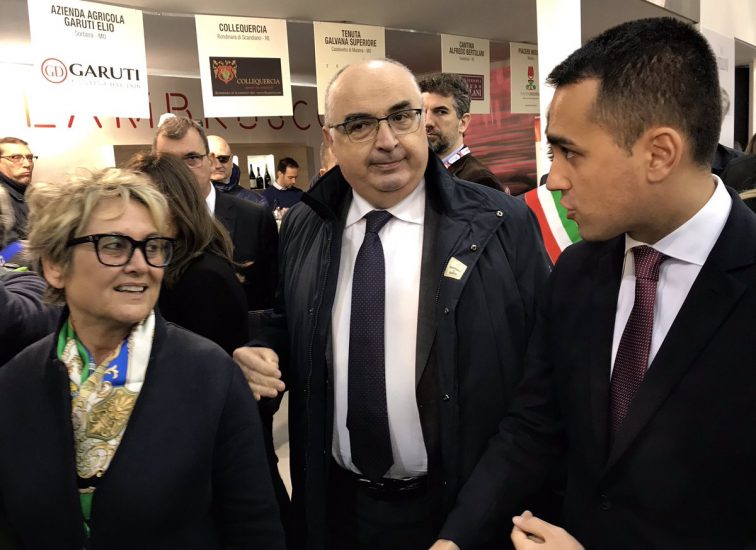 Luigi Di Maio con Ruenza Santandrea, guida del Vino Cooperativo, a Vinitaly
