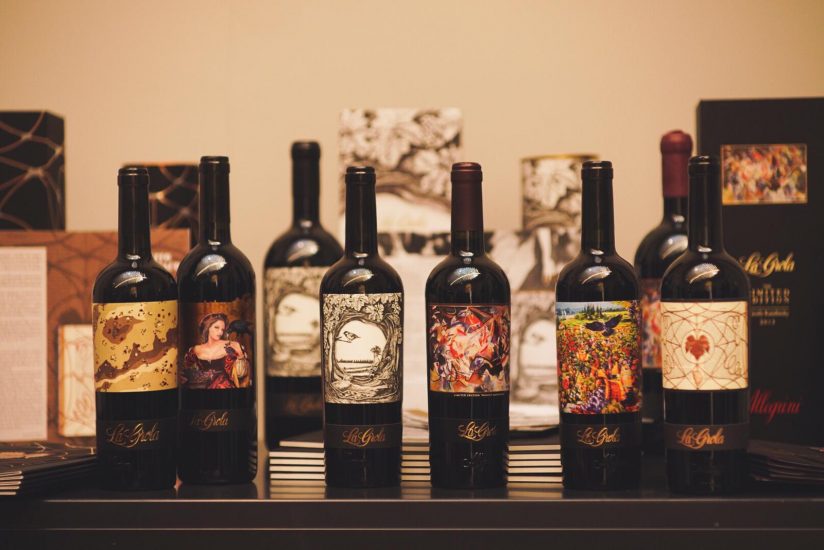 Le etichette d’Artista de La Grola, firmate da artisti comeMilo Manara, Athos Faccincani, Arthur Duff, Wassily Kandinsky, Nazareno Rodrigues Alves e Leonardo Ulian