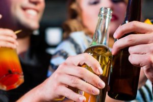 Alcol, un italiano su 7 è a rischio. Minori e over 65 i più inconsapevoli