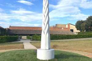 Un inno alla vite, alla vita e all’amicizia: Triple Twist, l’opera di Beverly Pepper per Lungarotti Un inno alla vite, alla vita e all’amicizia: Triple Twist, l’opera di Beverly Pepper per Lungarotti