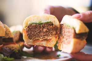 “Miracle Burger”, il panino di carne “non carne” sbarca nella polpetteria di Abatantuono