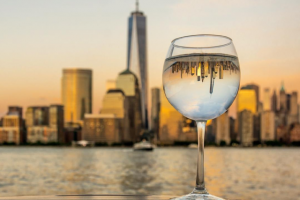 New York, il sindaco de Blasio mette al bando la pubblicit&agrave; degli alcolici negli spazi pubblici