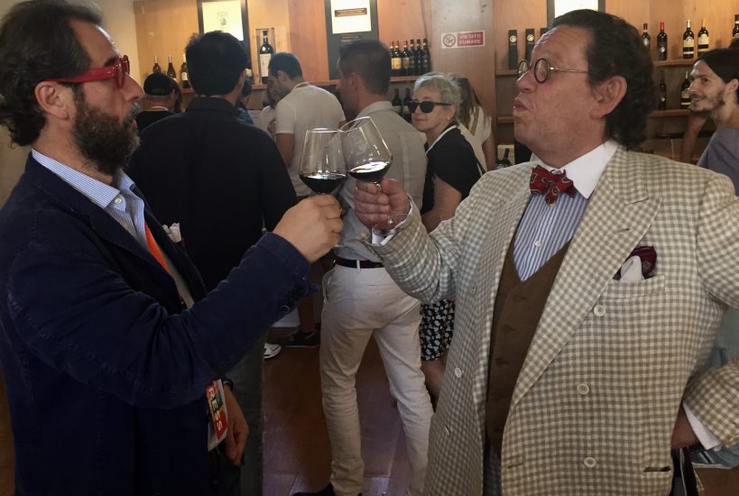 Philippe Daverio brinda con Alessandro Regoli, direttore WineNews